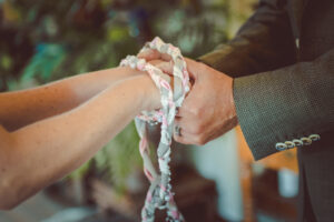 Hochzeitsritual Handfasting - Erneuerung des Ehegelöbnisses mit Traurednerin Katja Nörenberg - Foto Susanne Kurz