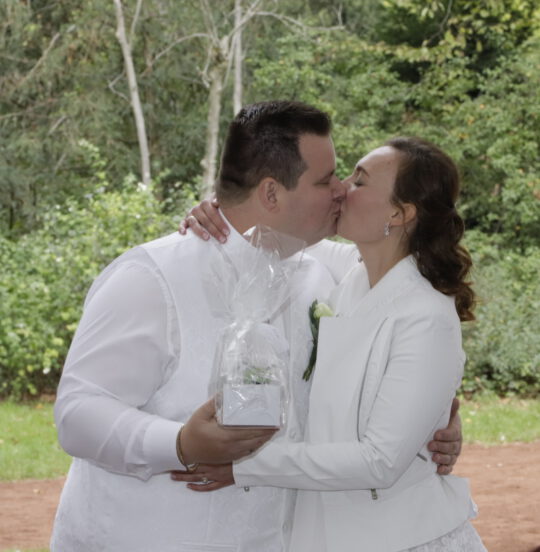 Der Kuss des Brautpaares darf nicht fehlen - Hochzeit