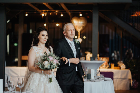 Einzug der Braut mit Vater - Foto Patrycja drunkinlove-photography